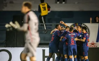 Imagem ilustrativa da imagem Red Bull Bragantino atropela Vitória e complica rival na luta contra o rebaixamento