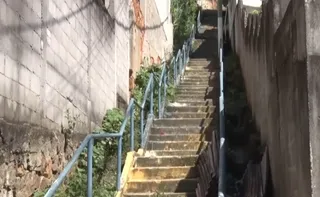 Imagem ilustrativa da imagem Segundo dia de tiroteio no Morro do Jaburuna deixa dois feridos em escadaria