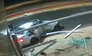 Imagem ilustrativa da imagem VÍDEO | Carro perde o controle e atinge poste e fachada de prédio em Guarapari