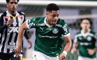 Imagem ilustrativa da imagem Vitor Roque brilha, Palmeiras vence Santos e abre vantagem para o Flamengo