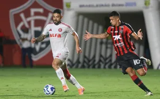 Imagem ilustrativa da imagem Vitória ganha duelo direto com o Inter e coloca Santos na zona de rebaixamento