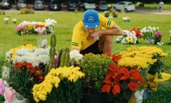 Imagem ilustrativa da imagem Antonelli faz visita a túmulo de Ayrton Senna às vésperas do GP de São Paulo de F-1
