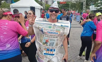 Imagem ilustrativa da imagem Corredor se fantasia de jornal A Tribuna em sua primeira participação
