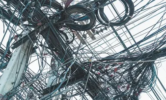 Imagem ilustrativa da imagem Fios nos postes: prefeito de Linhares anuncia força-tarefa contra poluição visual