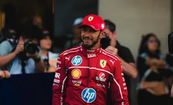 Imagem ilustrativa da imagem Lewis Hamilton vive inferno astral em primeiro ano na Ferrari