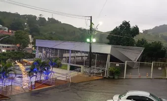 Imagem ilustrativa da imagem Temporal destelha escola, igreja e causa estragos no Sul do ES