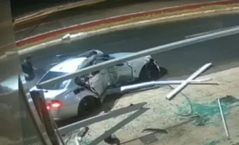 Imagem ilustrativa da imagem VÍDEO | Carro perde o controle e atinge poste e fachada de prédio em Guarapari