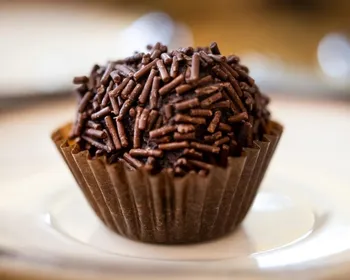 Imagem ilustrativa da imagem Alunos são investigados por planejar dar brigadeiros envenenados a professoras