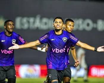 Imagem ilustrativa da imagem Botafogo usa reservas e bate Portuguesa em jogo com dez cartões no Carioca