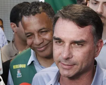 Imagem ilustrativa da imagem Em Vitória, Flávio Bolsonaro diz que Zema pode ser seu vice para 2026