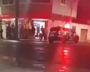 Imagem ilustrativa da imagem Encapuzados baleiam mulher e adolescente dentro de bar em Linhares