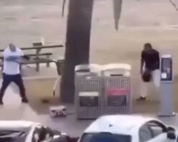 Imagem ilustrativa da imagem Homem desarma atirador em praia na Austrália, e premiê o chama de herói