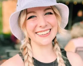 Imagem ilustrativa da imagem Professora baleada por aluno de 6 anos ganha indenização de R$ 53 milhões