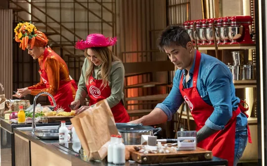 Imagem ilustrativa da imagem Disputa de famosos em cozinha temática no MasterChef Celebridades