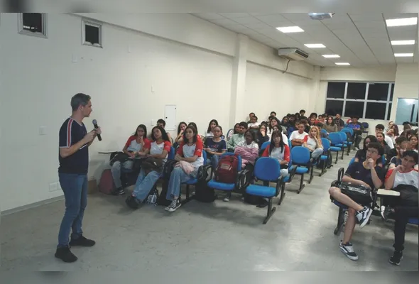 João Nardoto orienta os alunos da escola Renato Pacheco