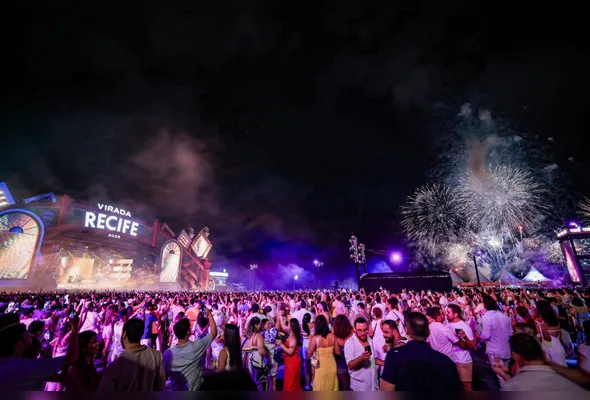 Virada Recife reúne multidão no Pina com música, fogos e esquema especial