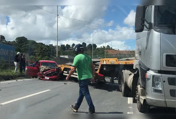 Carreta ficou atravessada na pista após acidente