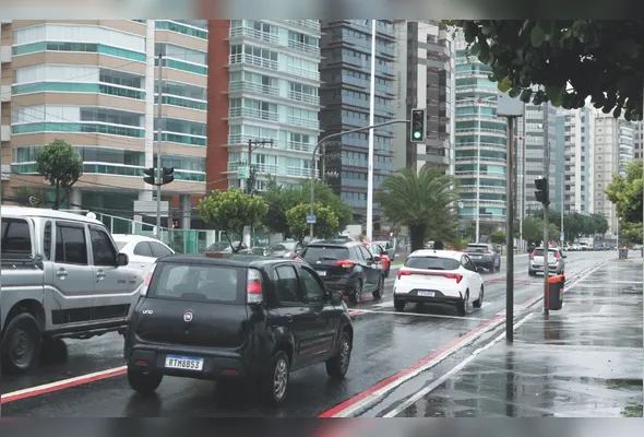 Avenida Dante Michelini, uma das mais movimentadas da capital: o condutor da moto fez o teste do bafômetro, que deu negativo. Ele também ficou ferido
