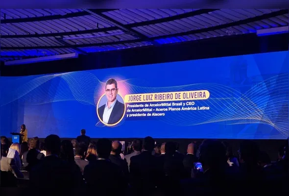 Público acompanha o evento na Colômbia durante a apresentação do presidente da Alacero, Jorge Oliveira