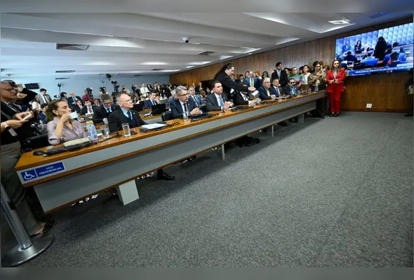 Senadores da CPI do Crime Organizado durante a reunião de instalação da comissão