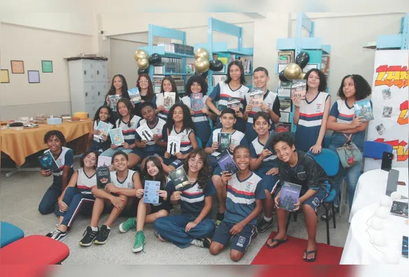 Alunos que participaram do projeto Jovens Escritores mostram os livros que escreveram: todos ganharam certificado de “escritor”