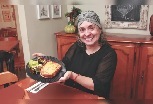 A chef Bia Delmaestro mostra o croque monsieur e conta que o sanduíche pode ser degustado até no lanche da criançada