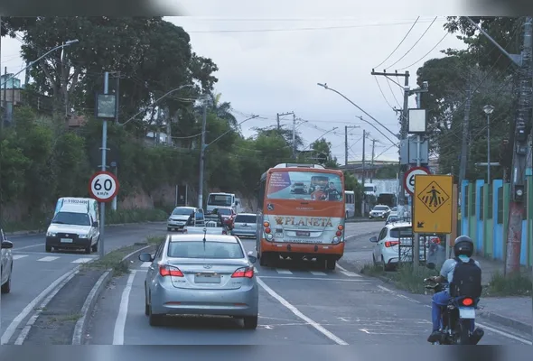Motoristas trafegam por via sinalizada com limite de velocidade de 60 km/h. O excesso de velocidade está entre as principais infrações  cometidas