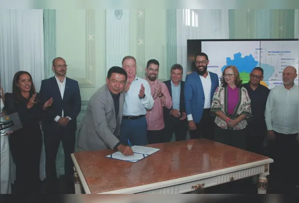 Valdeir, o China, aplaudido por Casagrande e outras  autoridades, assinou documento para oficializar associação