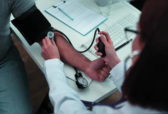 Médica consulta paciente: diálogo  com a população para realizar melhorias na área da saúde