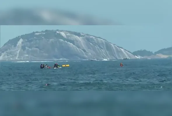 Um ultraleve caiu no mar da Praia de Copacabana, no Rio de Janeiro, no início da tarde deste sábado, 27. A aeronave sobrevoava o local para fazer propagandas