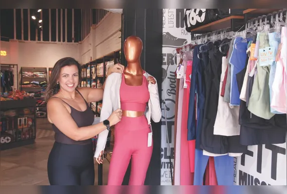 Foram 10 anos de vendas pela internet até a empreendedora Isabella Barbosa abraçar a oportunidade de abrir sua própria loja física no ano passado: a Corpo Fitness.
Isabella conta que o empreendimento foi criado tanto pela necessidade de tirar o estoque de moda fitness de dentro de casa quanto pelo convite de uma amiga, que divide o espaço com ela.
“Agora que ela está saindo do local, estou buscando outro ponto em Jardim Camburi”, disse a empreendedora.
