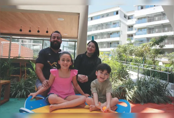 Valdir Nicchio Netto e Luciana Dalla  com os filhos Luma e Noah