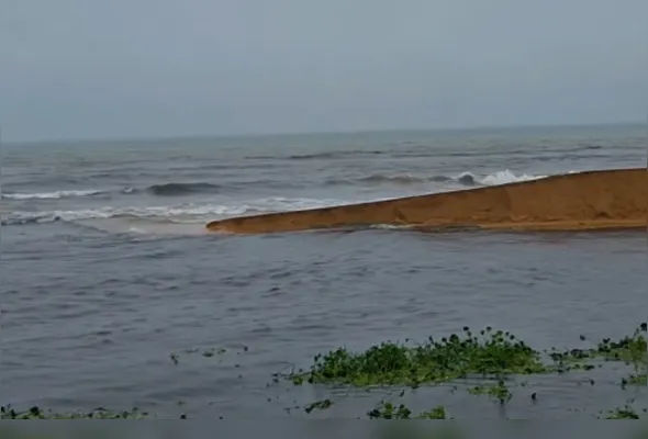 Imagem ilustrativa da imagem Barra da Lagoa de Carapebus se rompe após dia de fortes chuvas