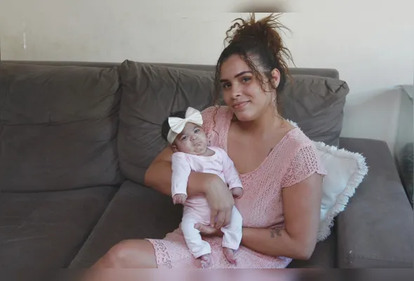 Jennifer de Moura Santos Silva comemora a alta de Jade, que nasceu de 26 semanas de gestação