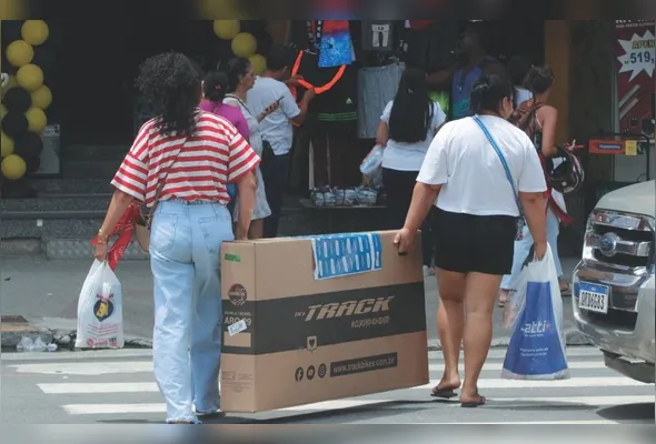Consumidoras fazendo compras em Campo Grande durante a Black Friday 2025
