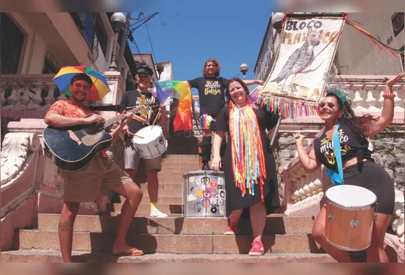Camila Benezath (centro) e o bloco Maluco Beleza vão fazer a festa dos foliões em Vitória