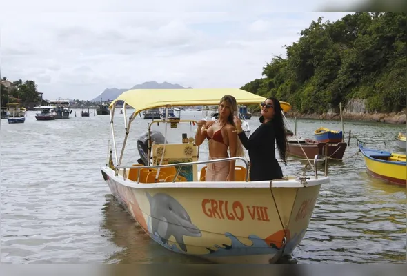 As amigas Ketelly de Freitas e Gabriele Pavan preferem roteiros  que envolvam água e liberdade. Elas escolheram um passeio de lancha para curtir o verão