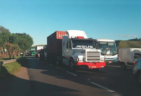 Caminhoneiros em rodovia