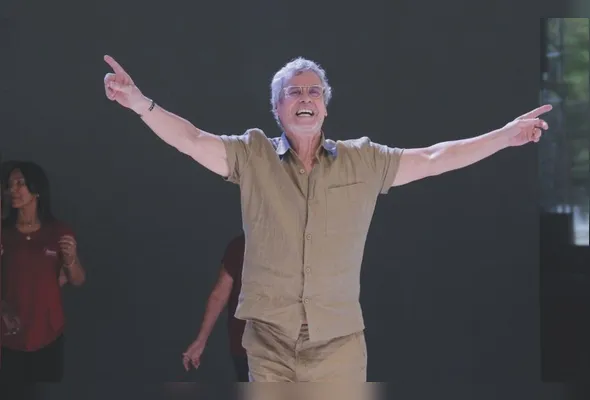 Carlinhos de Jesus voltou aos palcos após ficar cinco meses sem o movimento das pernas