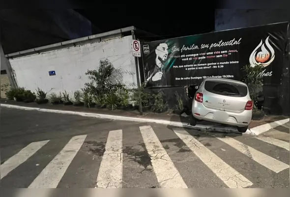 Carro invade muro de igreja e causa estrago