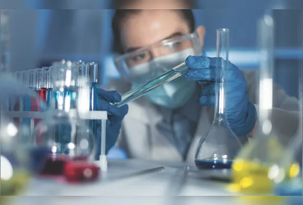 Estudante em laboratório. Para o próximo ano serão ofertadas 33 mil vagas de Ensino Médio integradas a cursos técnicos na rede estadual de ensino