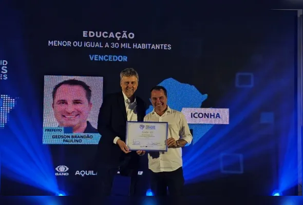 Primeiro lugar na categoria de cidades com menos de 30 mil habitantes ficou com Iconha, representada na premiação pelo prefeito Gedson Brandão Paulino