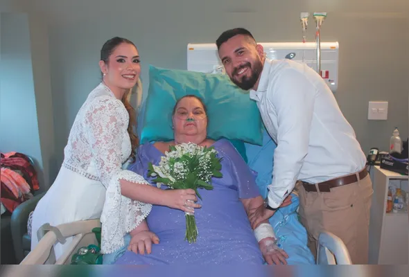 Mariana Pagio e Gabriel Panetto com Maria da Penha durante a cerimônia  organizada pela equipe do Hospital Meridional de Cariacica