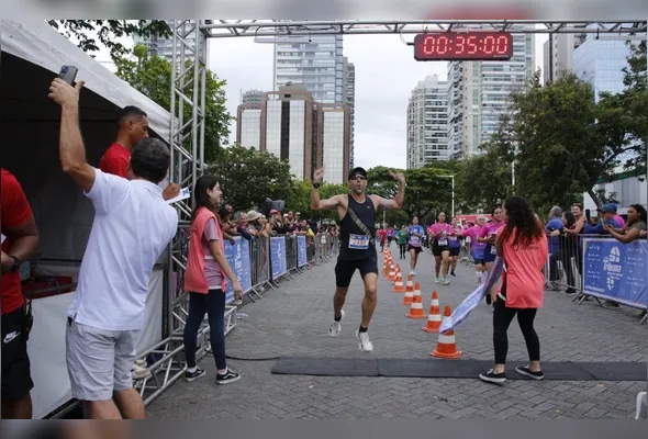 Guilherme Daher comemora a vitória nos dez quilômetros da 12ª edição da Corrida Tribuna Ruas da Cidade
