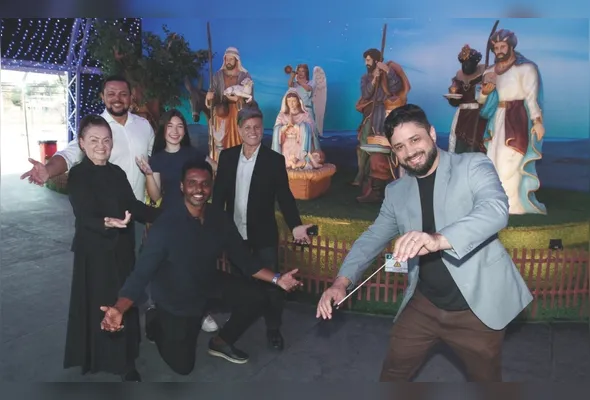 O maestro Max Carvalho com alguns  integrantes do Coro Municipal Mochuara: apresentação com entrada gratuita