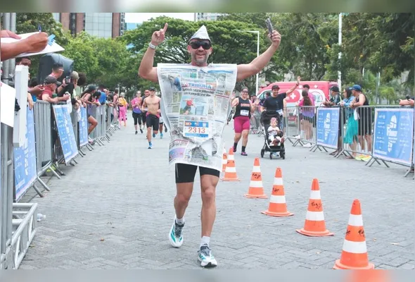 O jornalista Bruno Miceli, de 44 anos, montou uma fantasia feita com páginas do jornal A Tribuna para a prova