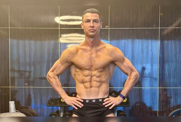 Imagem ilustrativa da imagem Cristiano Ronaldo exibe físico impressionante aos 40 anos de idade