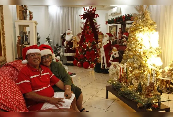 José Pinto Mota e Solange Vianna Mota montaram cinco árvores grandes e de cores diferentes, um presépio e ainda colocaram bonecos gigantes da família Noel