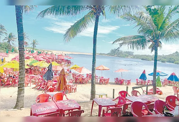 Na Lagoa do Siri, que, na realidade, é uma laguna, devido à conexão com o mar, visitantes podem se banhar, curtir passeios de pedalinho, ficar em contato com a natureza, apreciar o manguezal e saborear gastronomia de primeira nos empreendimentos do entorno