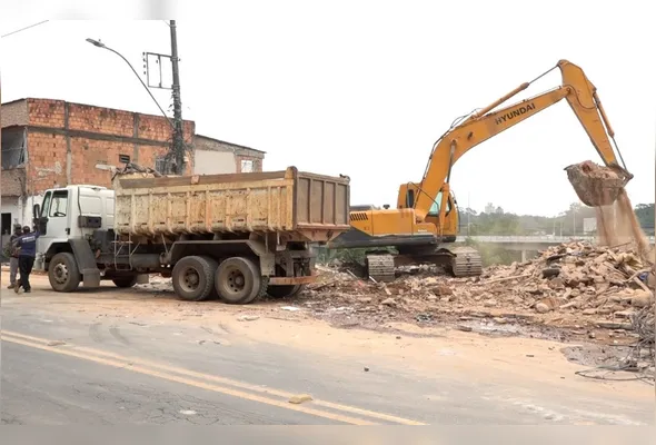 Doze famílias são impactadas com demolições de prédios em Vila Velha